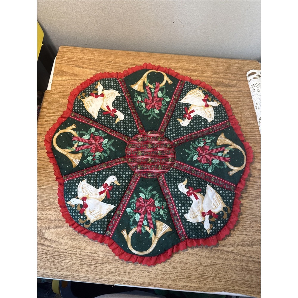 Vintage Quilted Christmas Wreath Table Topper Geese And Horns